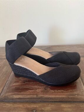 Charleston Shoe Co OBX Core closed toe stretch wedge shoes black linen women’s 9